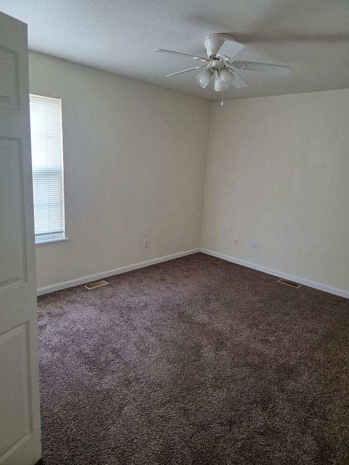 718 Connor St - Photo 3 of 5