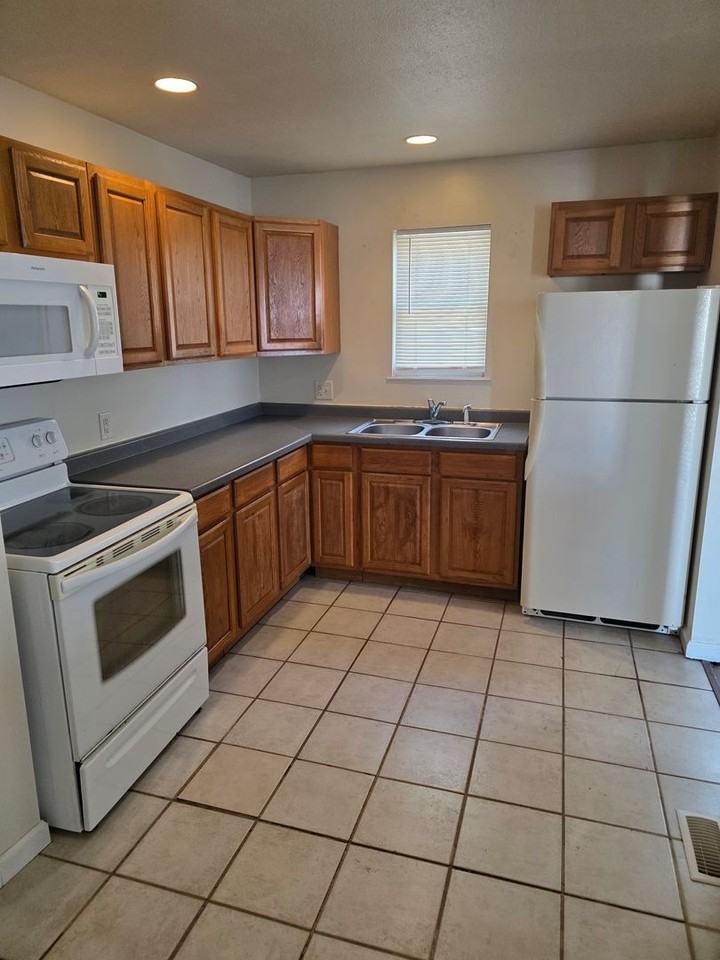 718 Connor St - Photo 4 of 5