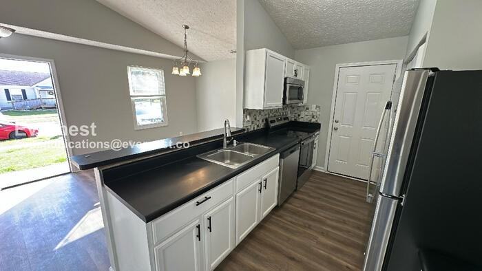 1475 Pineland Ct - Photo 3 of 23