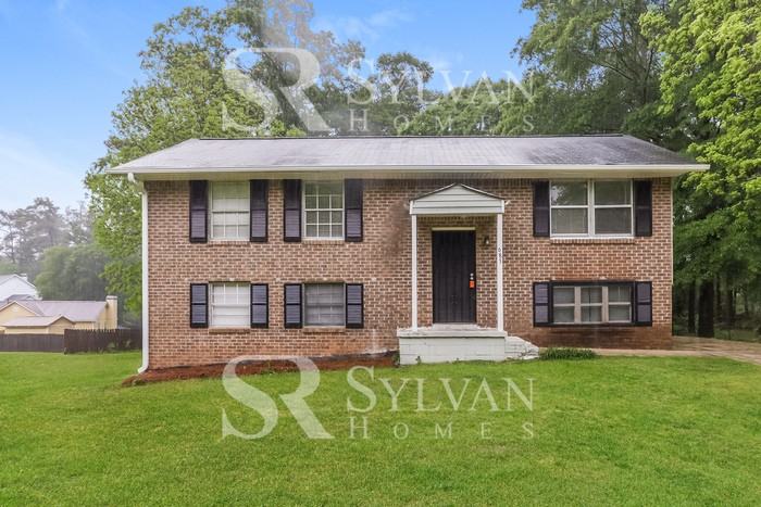 683 Roxbury Dr - Photo 2 of 16