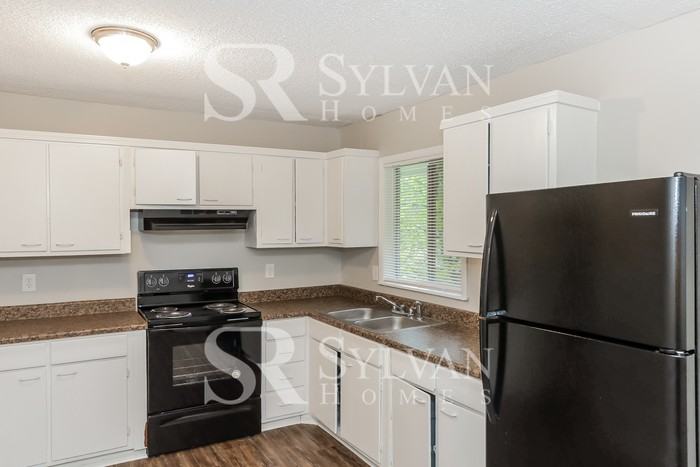 683 Roxbury Dr - Photo 5 of 16