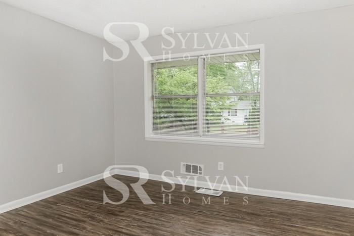 683 Roxbury Dr - Photo 6 of 16