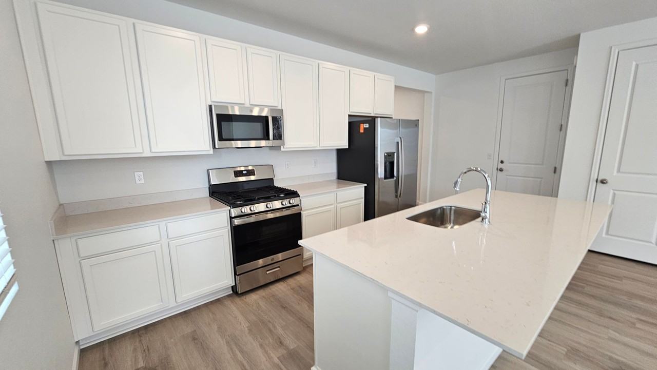 24700 E 42nd Ave - Photo 4 of 21