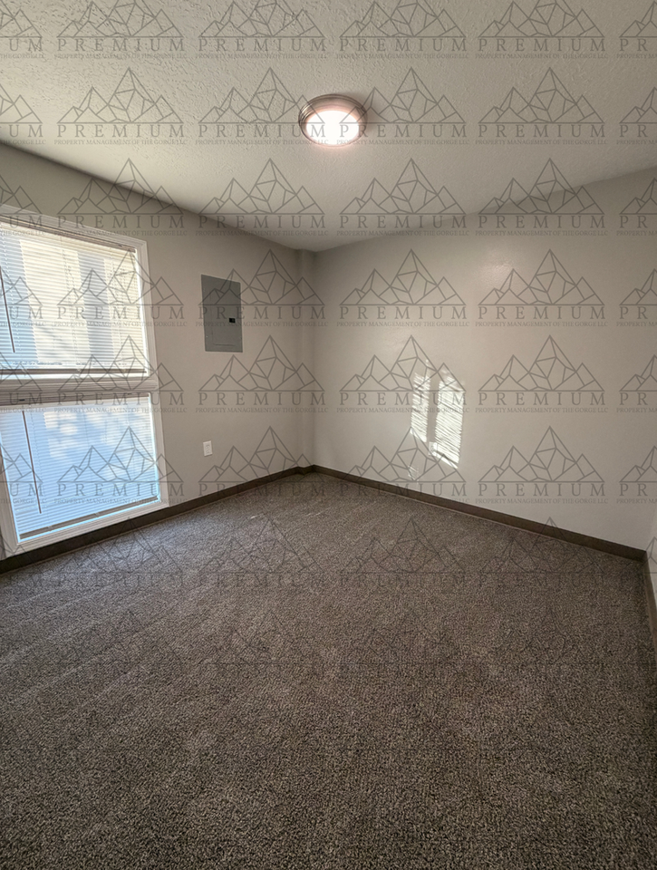 Crown Plaza Apartments - Photo 3 of 7