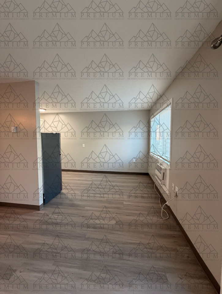 Crown Plaza Apartments - Photo 6 of 7