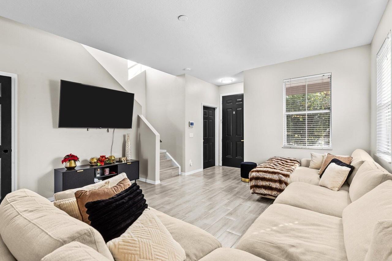 6909 Nw Kowal Ct - Photo 2 of 21