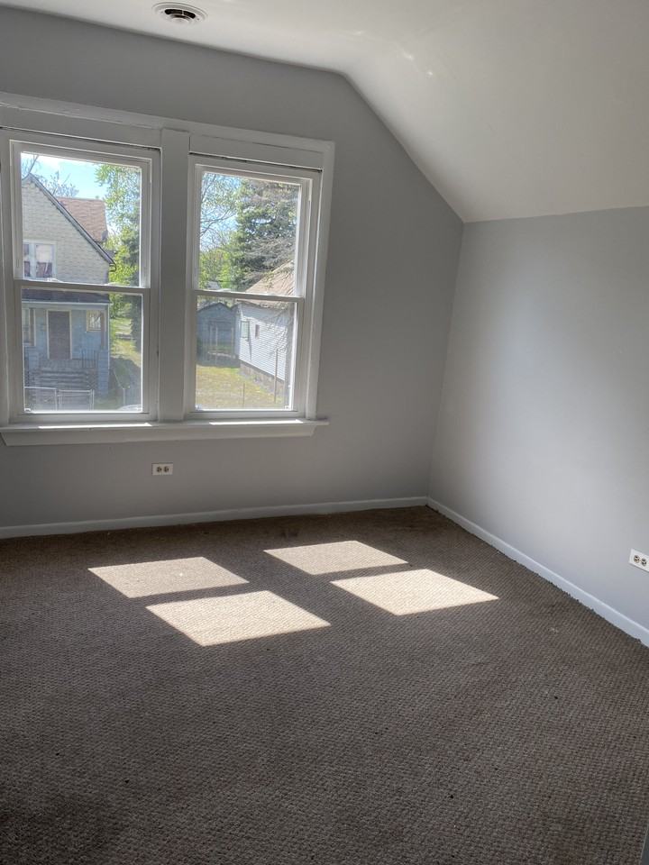 11809 S Lafayette Ave - Photo 4 of 9