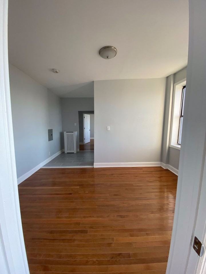 525 - Golden Crest 525 60th Street, LLC - Photo 7 of 17