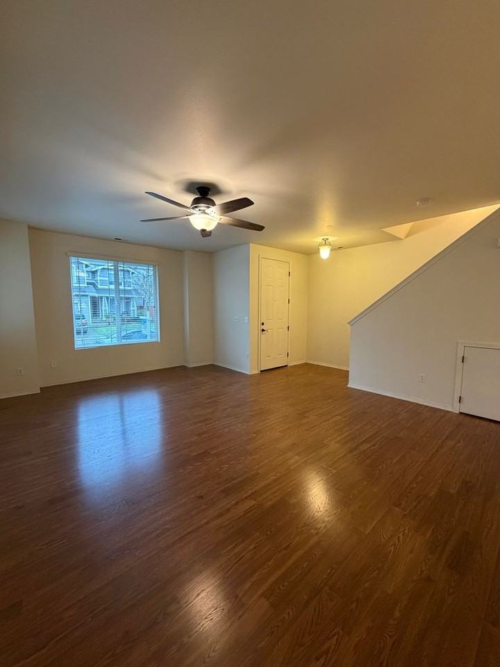 7608 Traditions Ave Ne - Photo 3 of 19