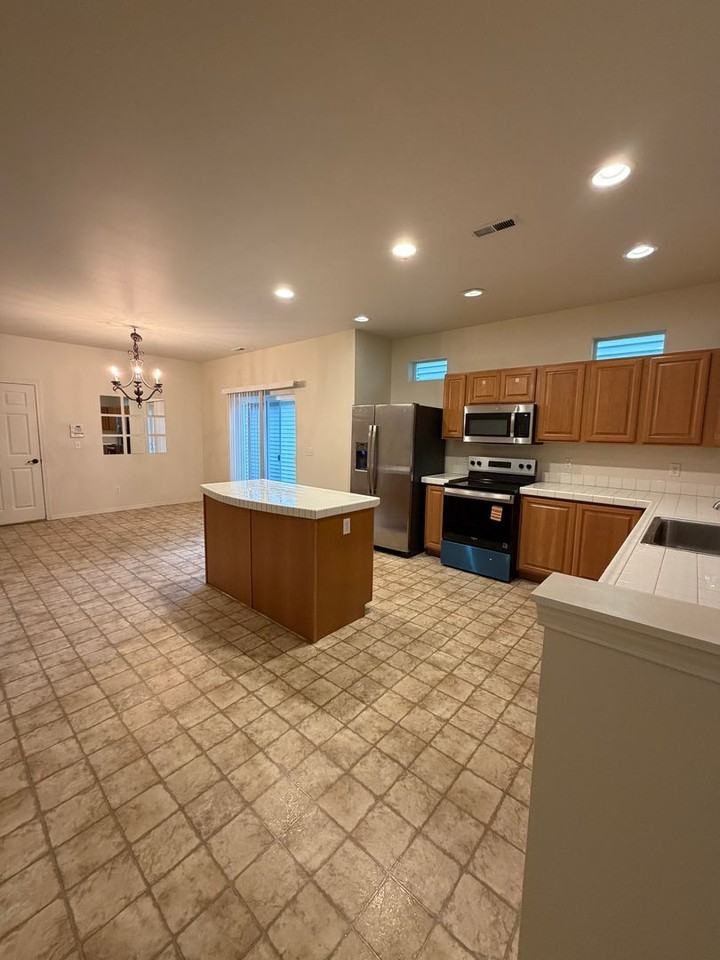 7608 Traditions Ave Ne - Photo 4 of 19