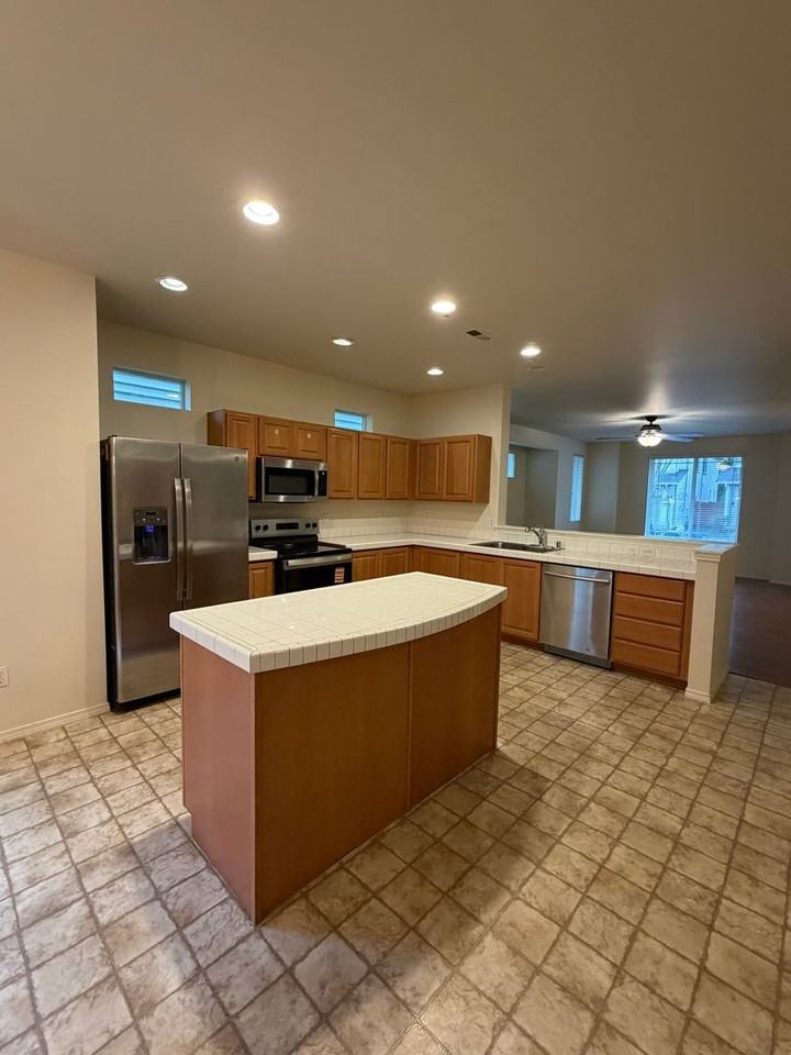 7608 Traditions Ave Ne - Photo 5 of 19