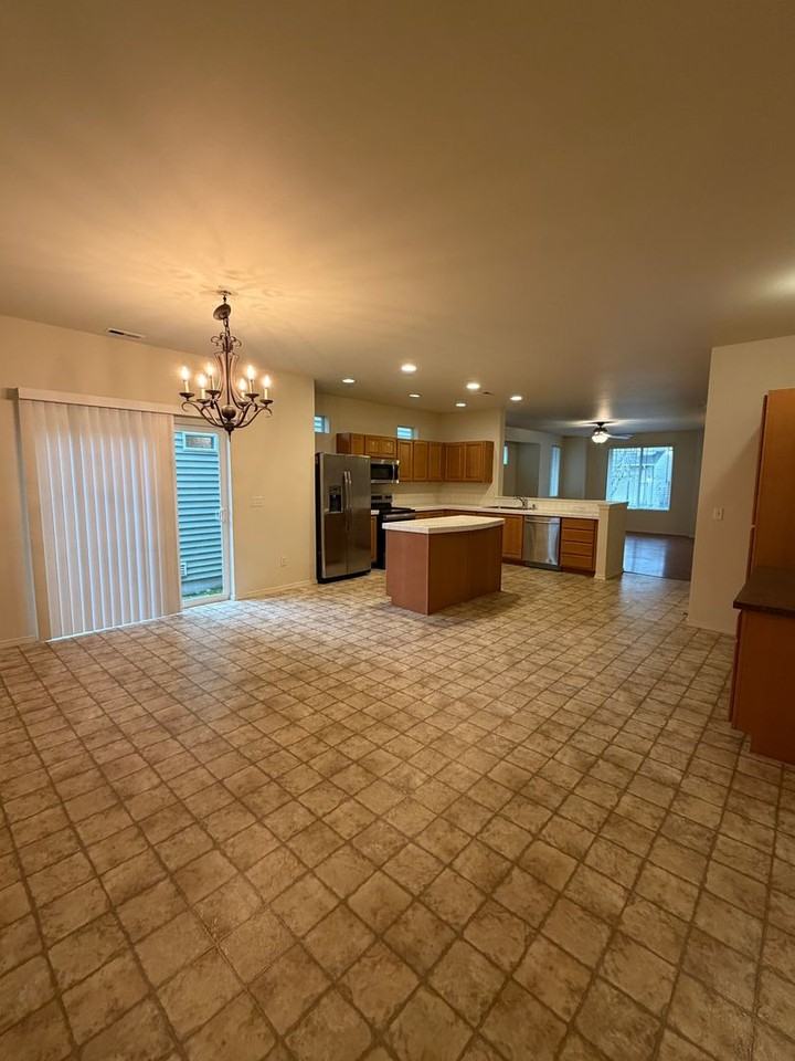 7608 Traditions Ave Ne - Photo 6 of 19