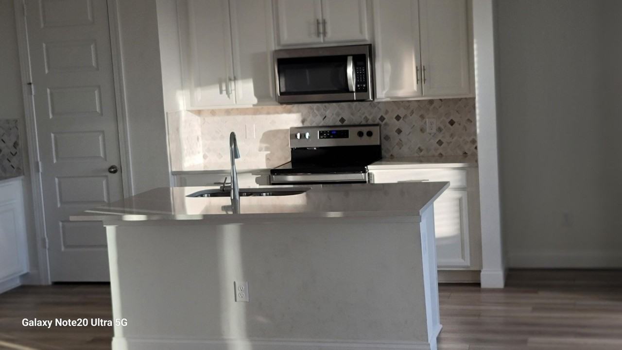 6576 Nw Cloverdale Ave - Photo 2 of 7