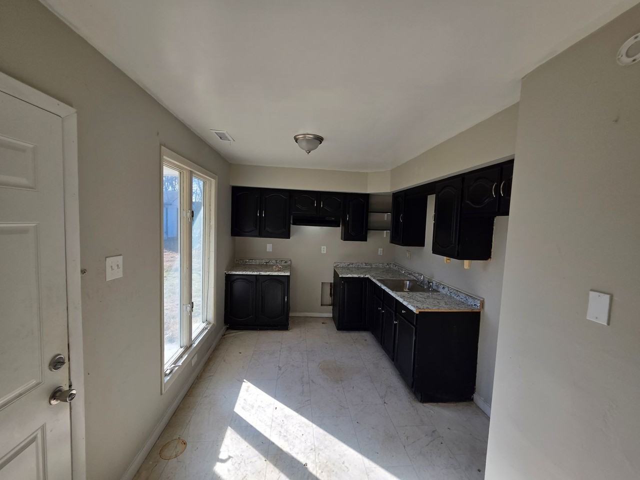 5711 N Park Dr - Photo 2 of 6