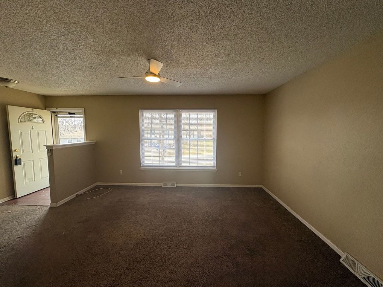 1120 Ne 9th St - Photo 3 of 10