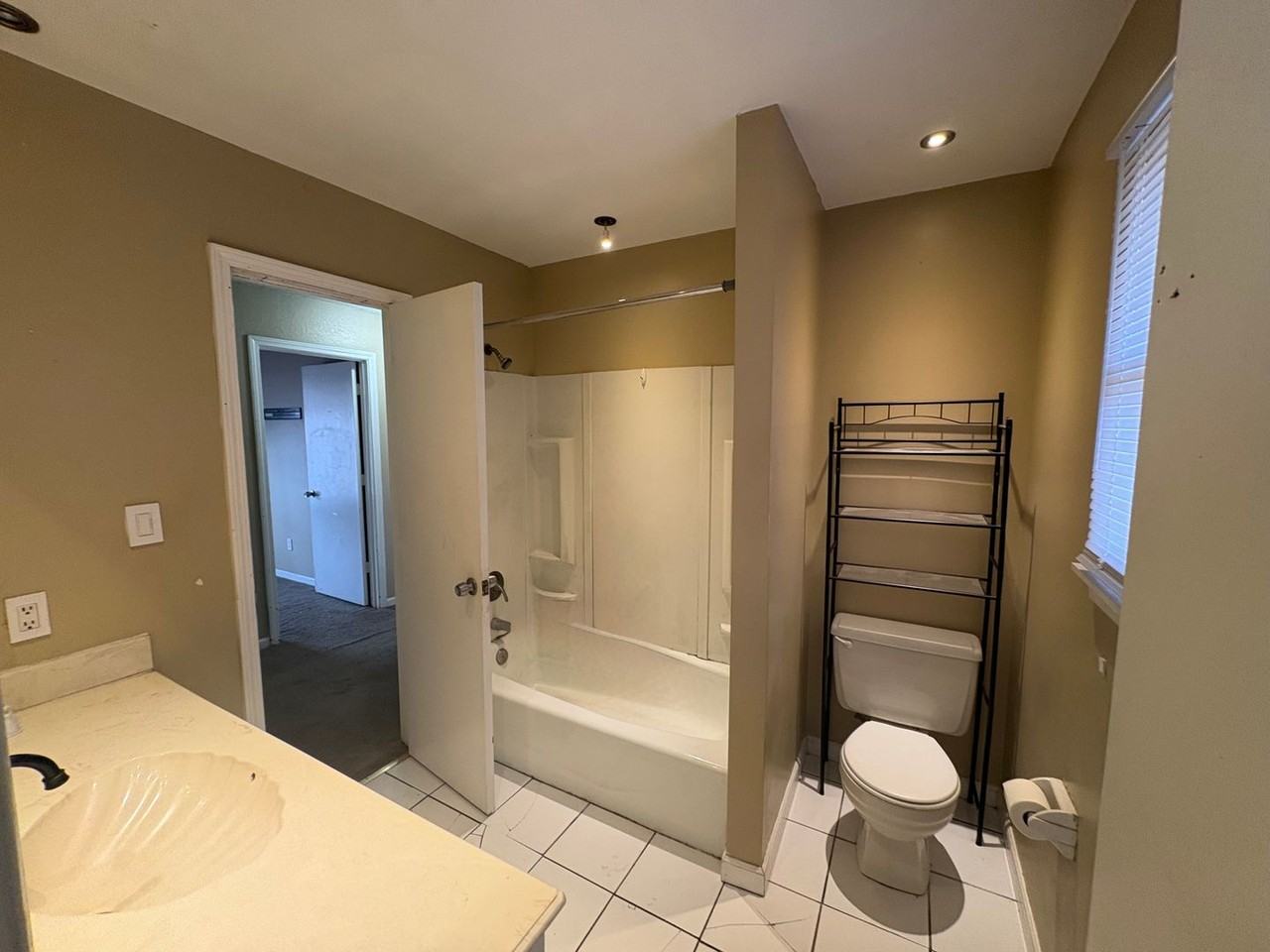 1120 Ne 9th St - Photo 7 of 10