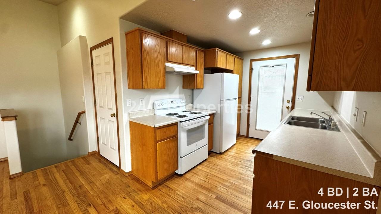 445 E Gloucester St - Photo 3 of 18