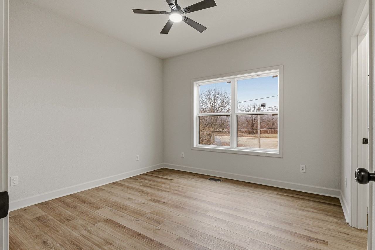 325 Houghton St - Photo 2 of 28