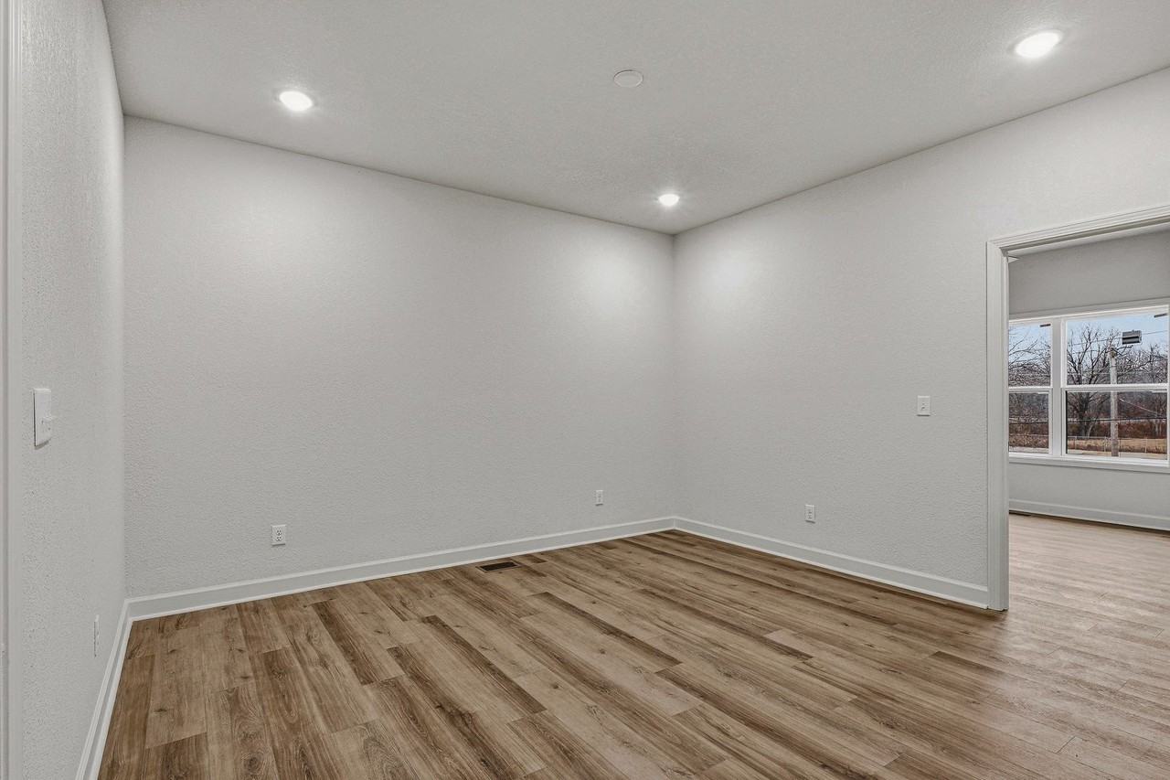 325 Houghton St - Photo 5 of 28