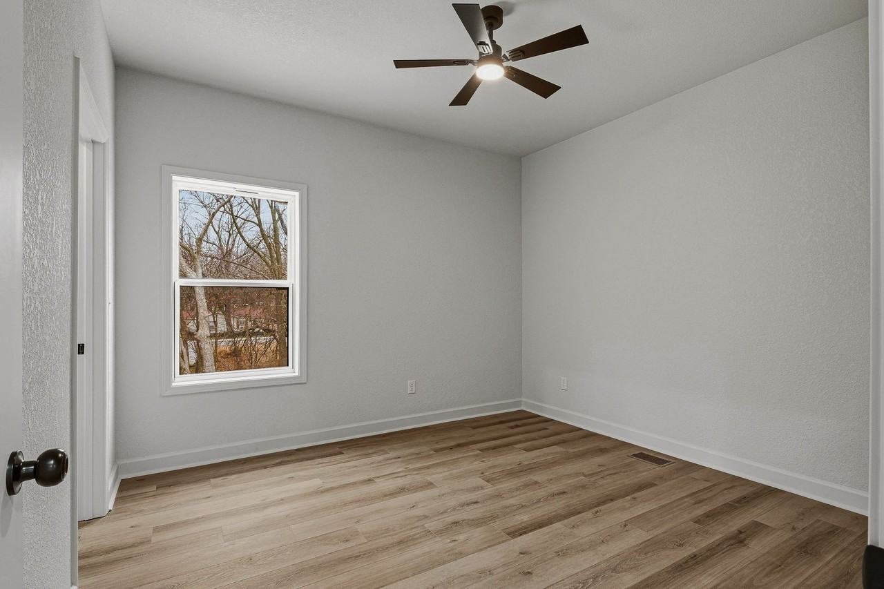 325 Houghton St - Photo 7 of 28