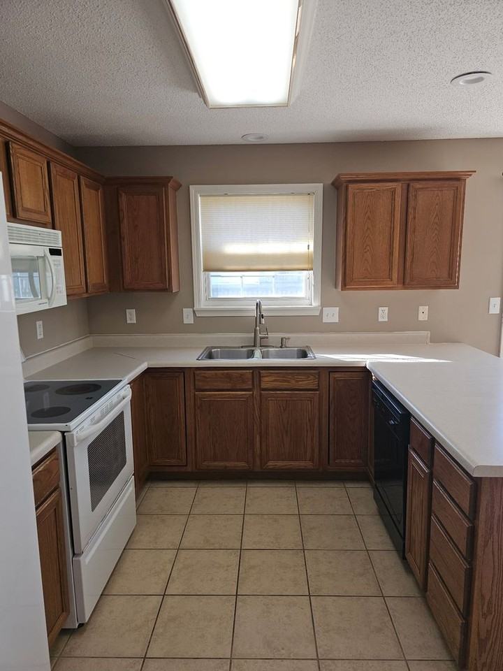 800 Ames Dr - Photo 2 of 14