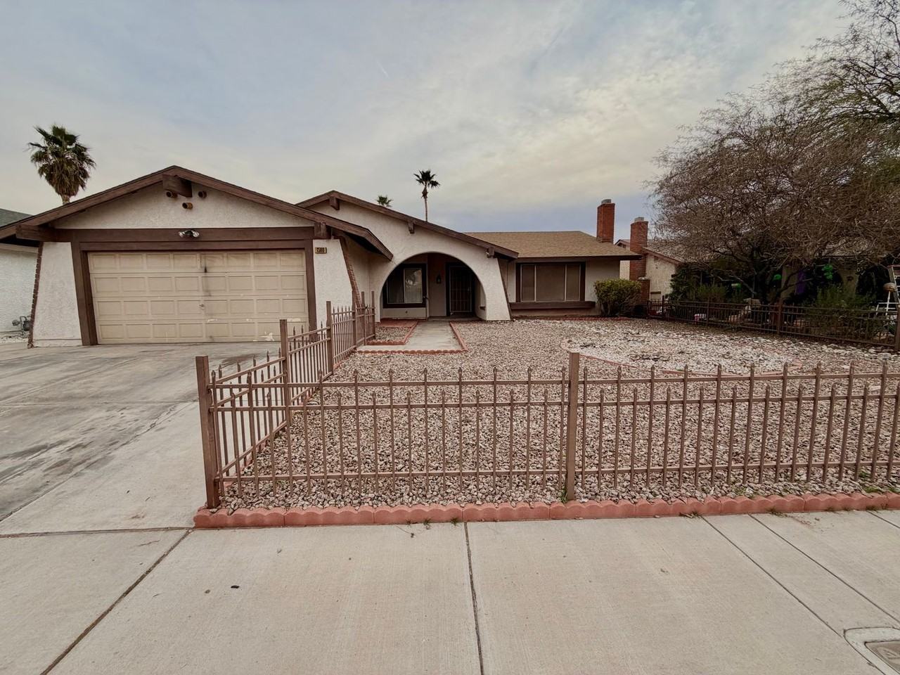 1560 Elaine Dr - Photo 2 of 26