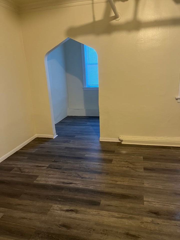 One bedroom one bathroom apartment with heat included - Photo 2 of 9