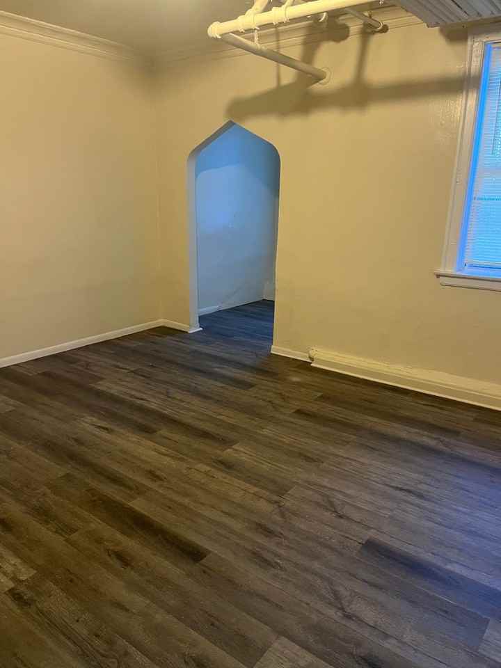 One bedroom one bathroom apartment with heat included - Photo 3 of 9