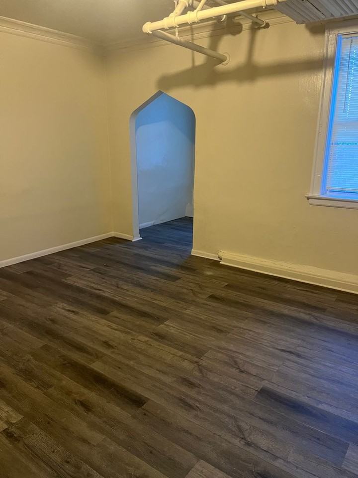 One bedroom one bathroom apartment with heat included - Photo 4 of 9