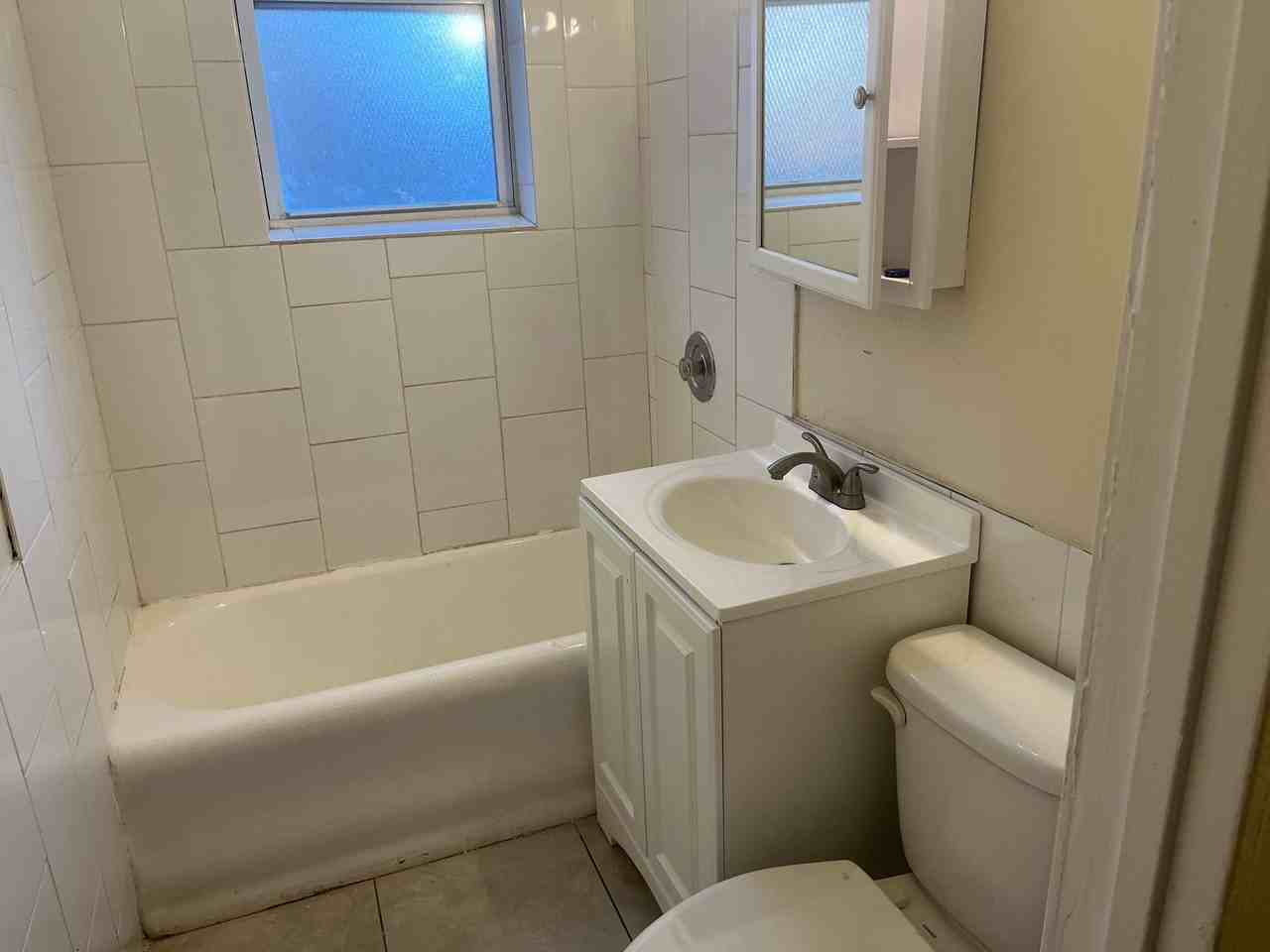 One bedroom one bathroom apartment with heat included - Photo 5 of 9