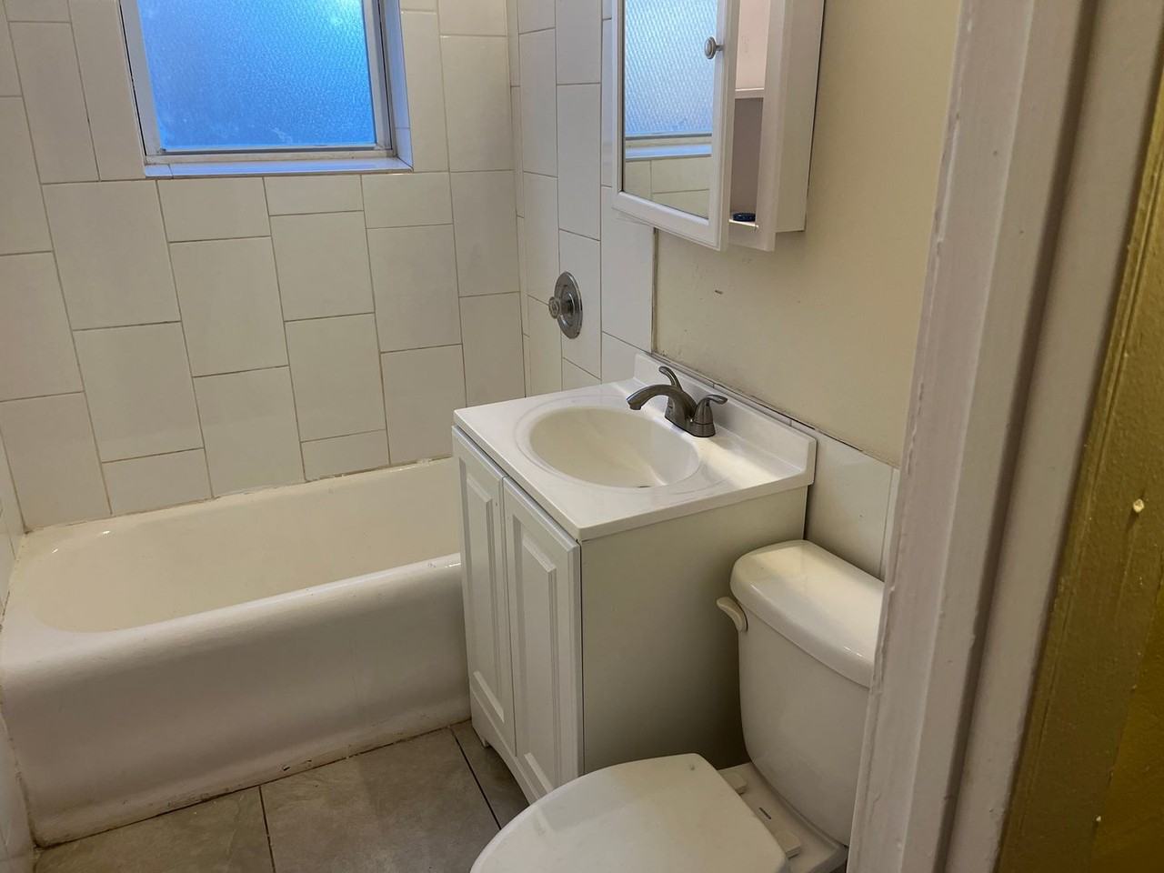 One bedroom one bathroom apartment with heat included - Photo 6 of 9