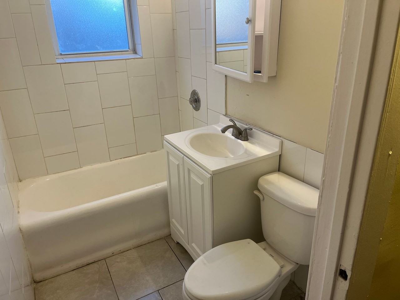 One bedroom one bathroom apartment with heat included - Photo 7 of 9