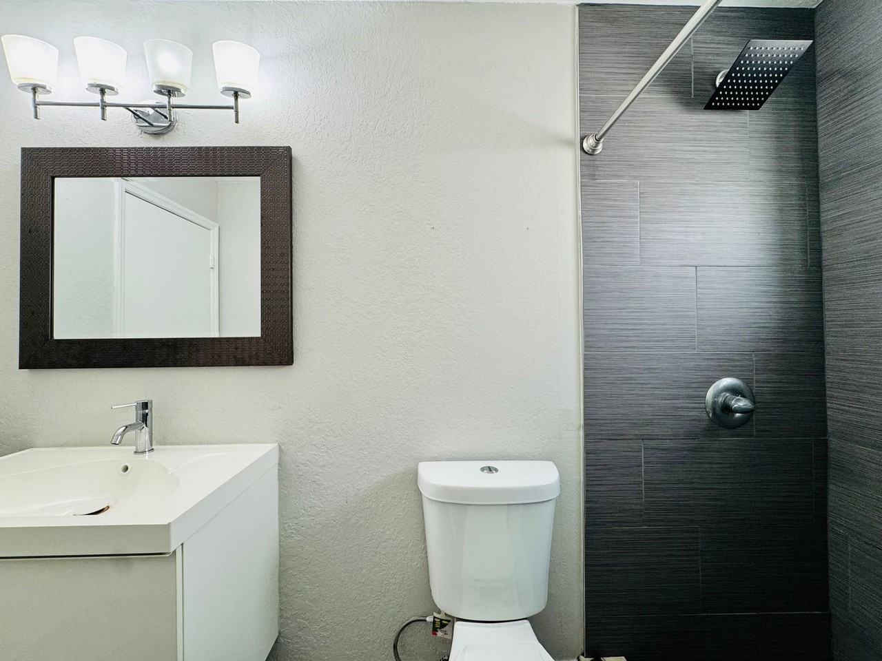 637 Sw 3rd Ave - Photo 3 of 11