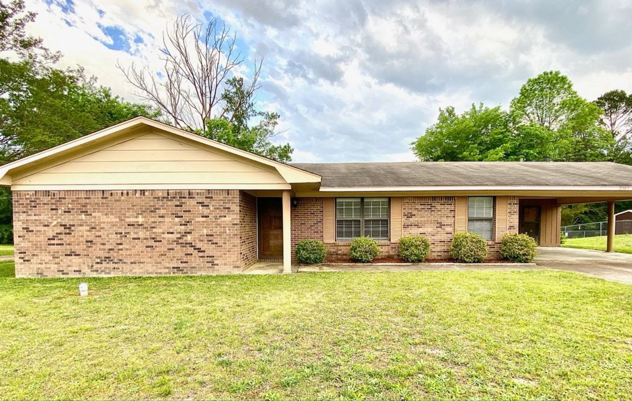 2305 Redbud Ln - Photo 2 of 9