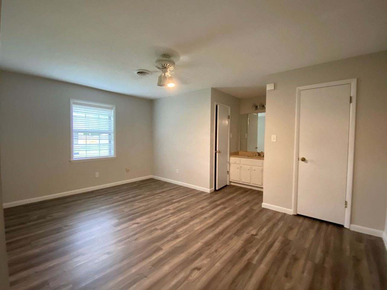 2305 Redbud Ln - Photo 4 of 9