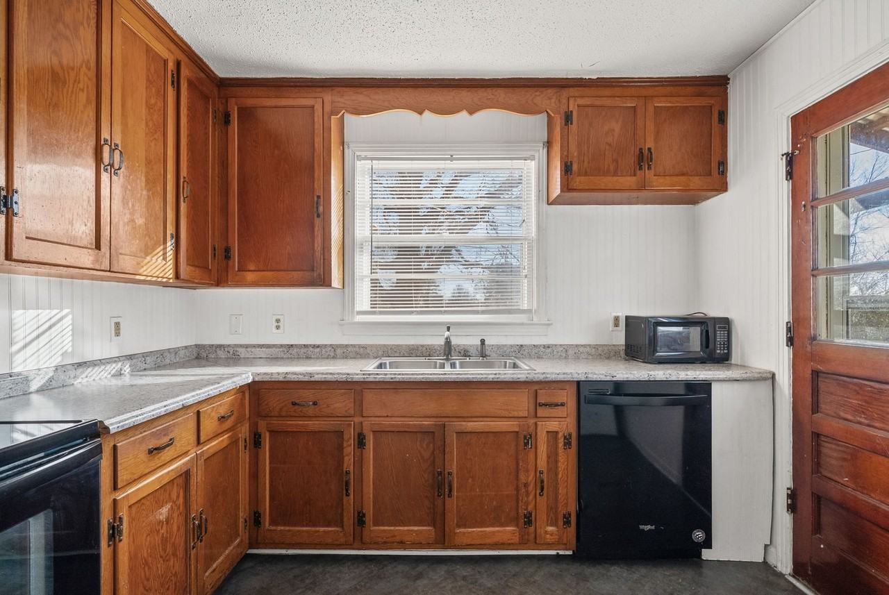 2028 Montgomery Pkwy - Photo 2 of 24