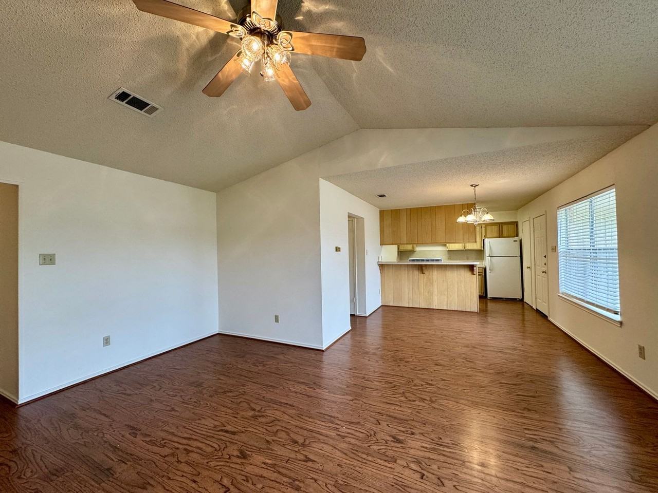 9112 Woodgate Cir E - Photo 3 of 8