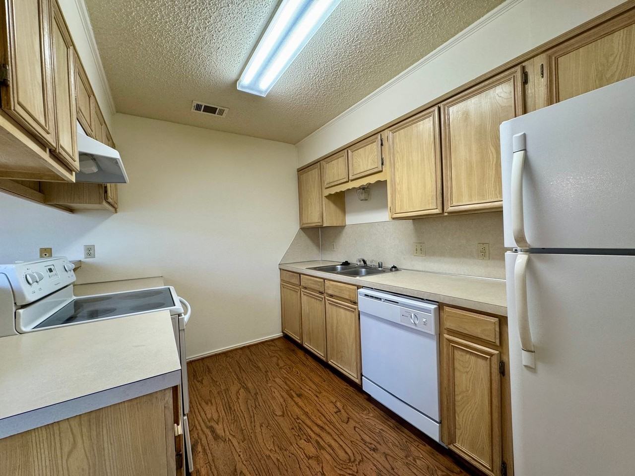 9112 Woodgate Cir E - Photo 4 of 8