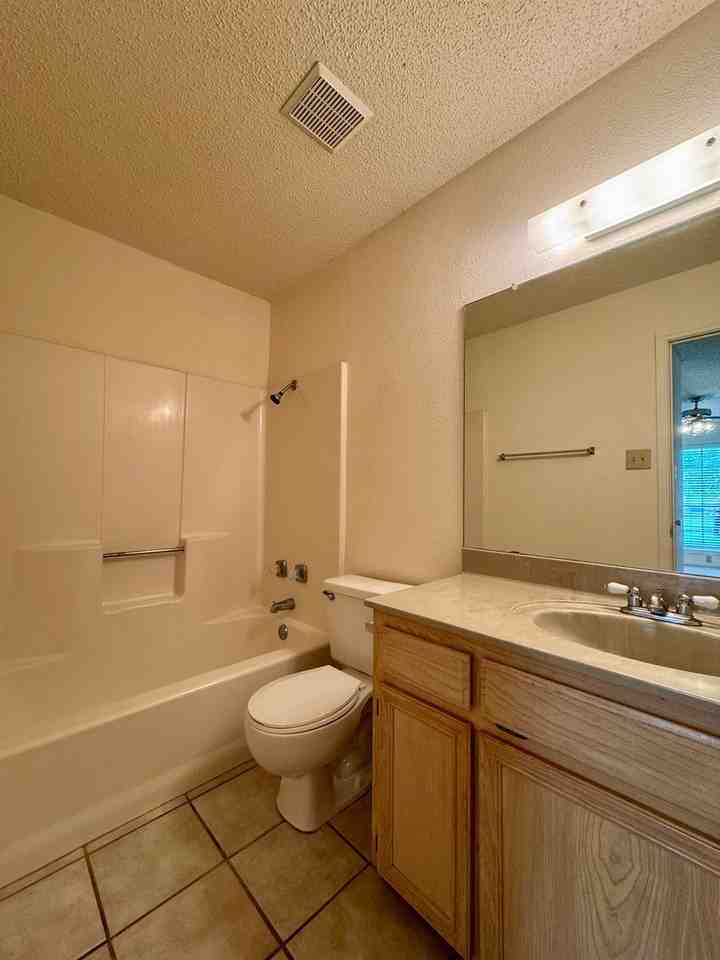 9112 Woodgate Cir E - Photo 6 of 8