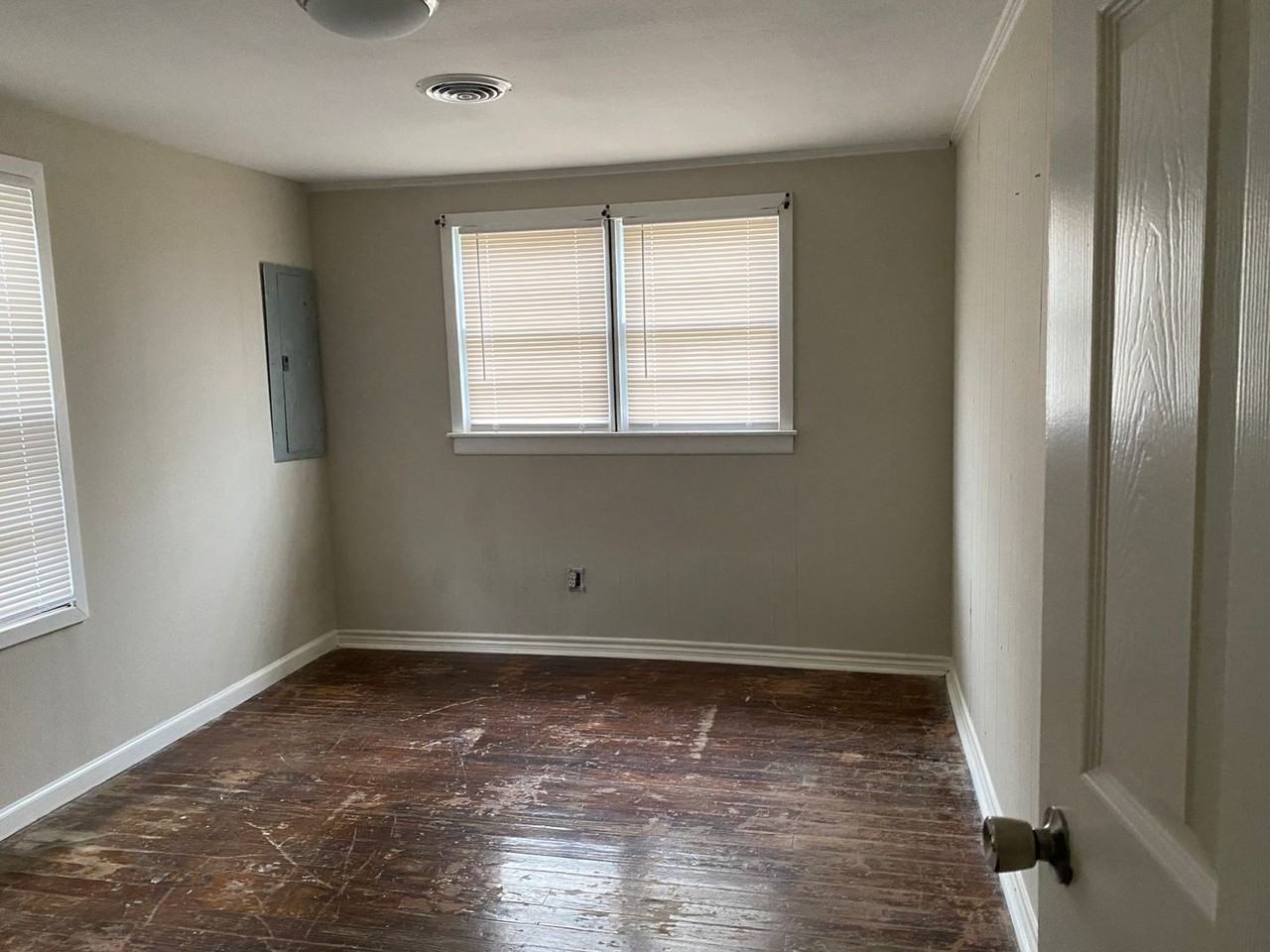 1019 Simmons St - Photo 2 of 14