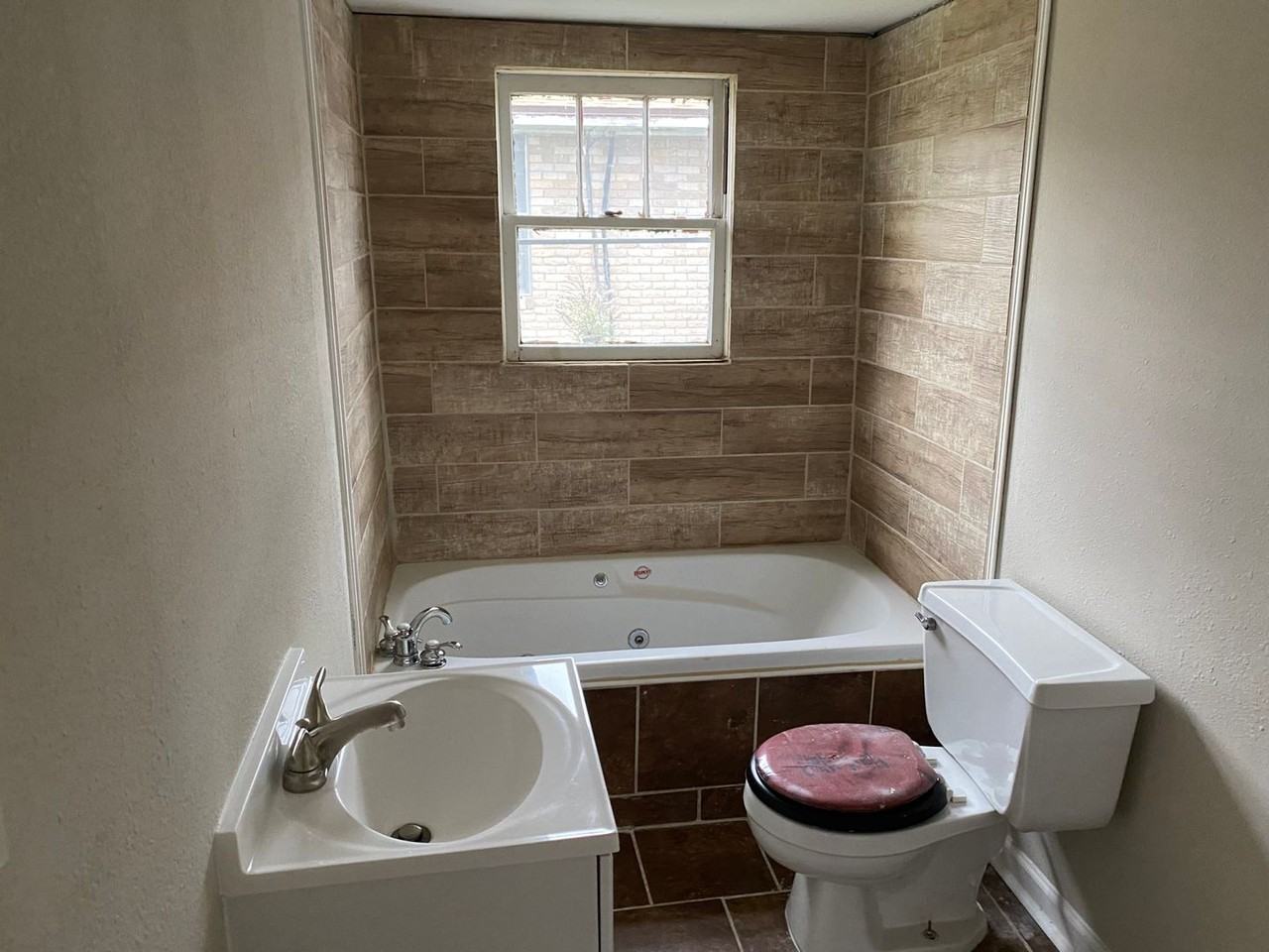 1019 Simmons St - Photo 3 of 14