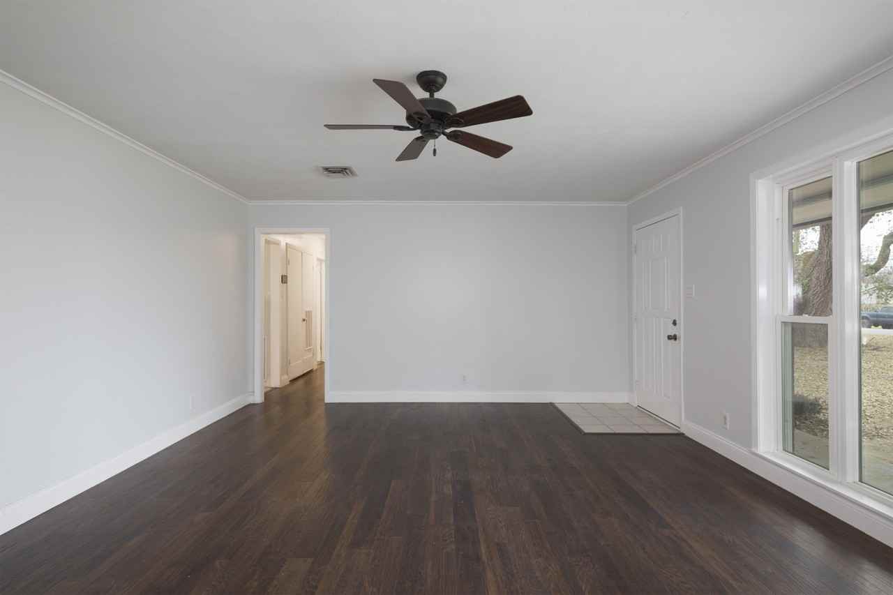 214 Boles St - Photo 7 of 20