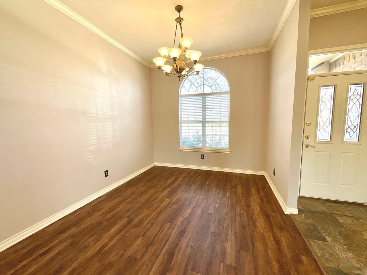 209 Sooner St - Photo 3 of 14