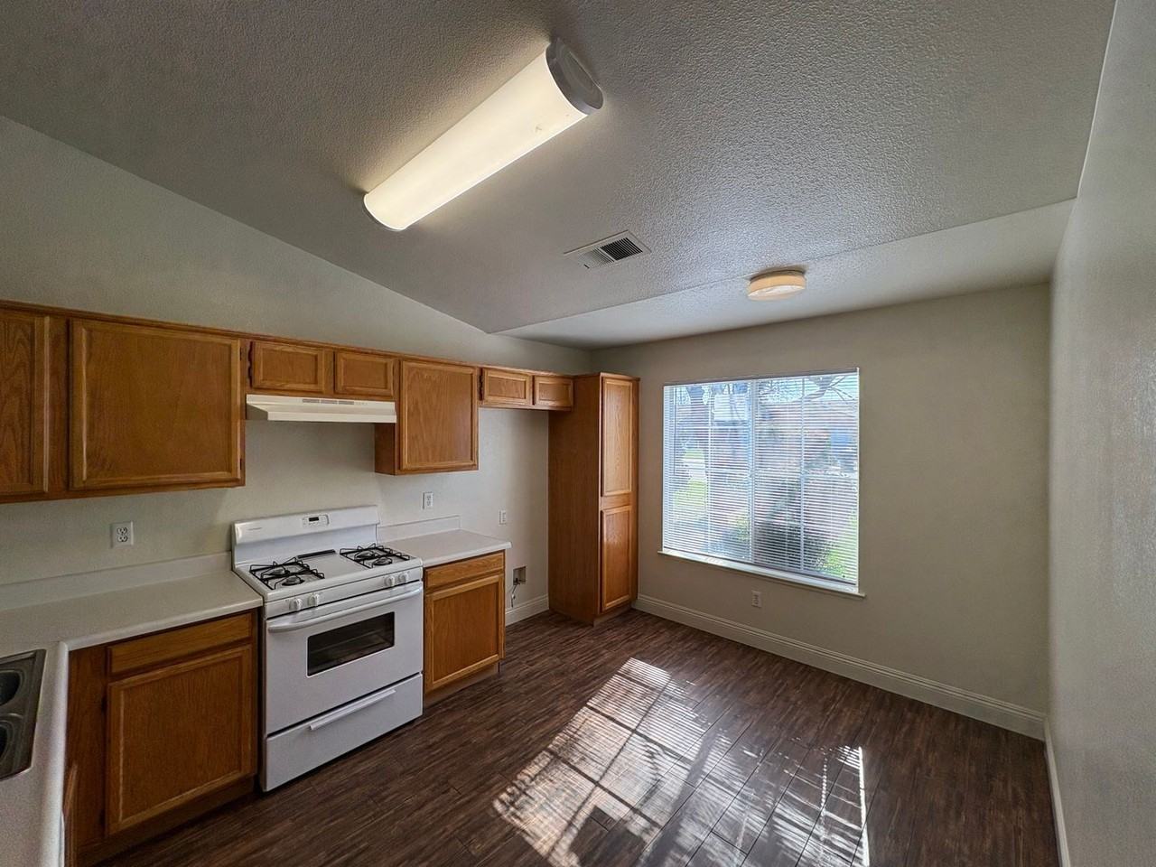 4300 E Feemster Ave - Photo 7 of 31