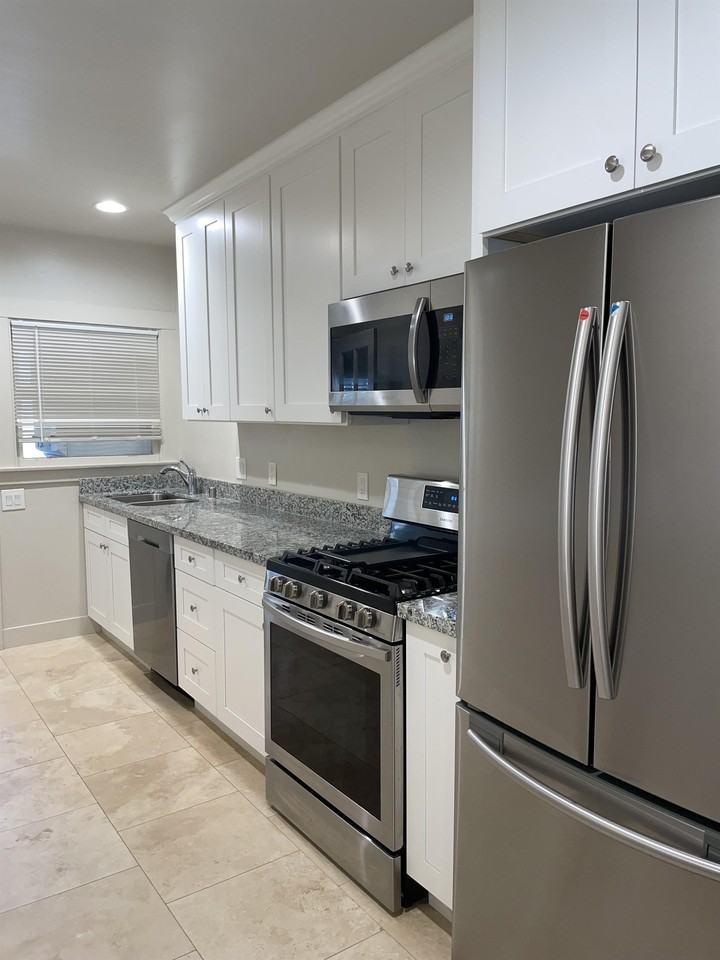 2118 L Street - Photo 2 of 14