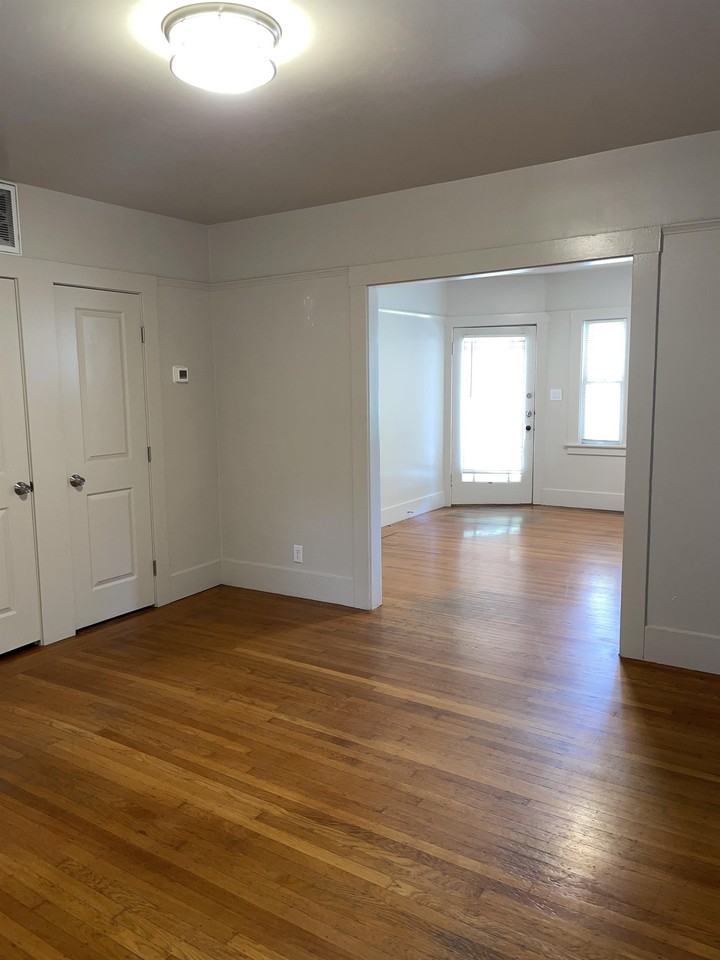 2118 L Street - Photo 3 of 14