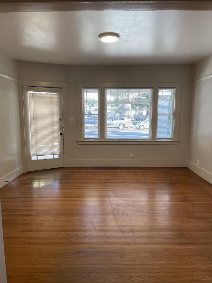 2118 L Street - Photo 6 of 14