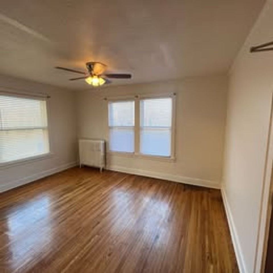 2400 Myrtle - Photo 2 of 10