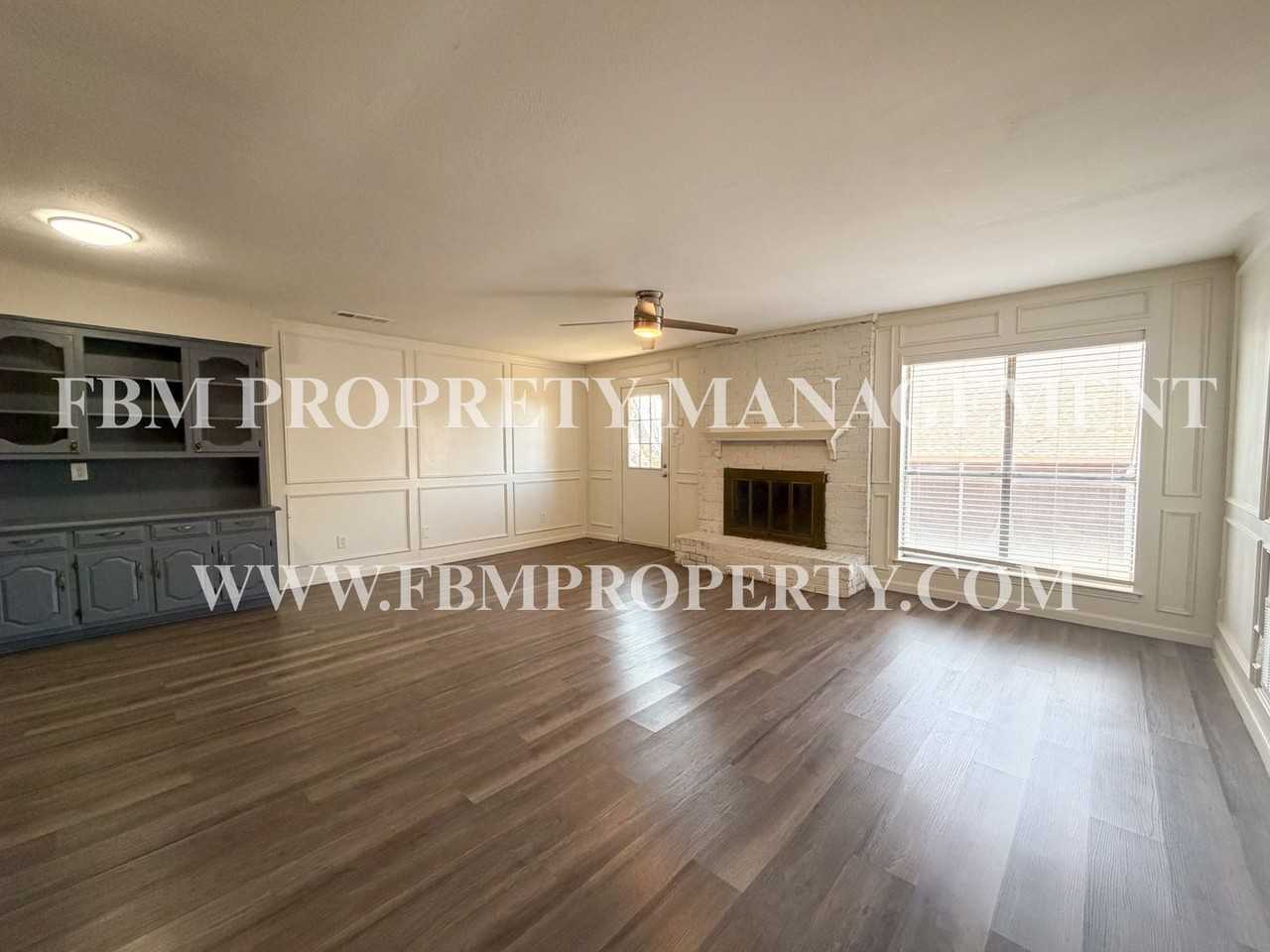 801 S Wood St - Photo 3 of 20