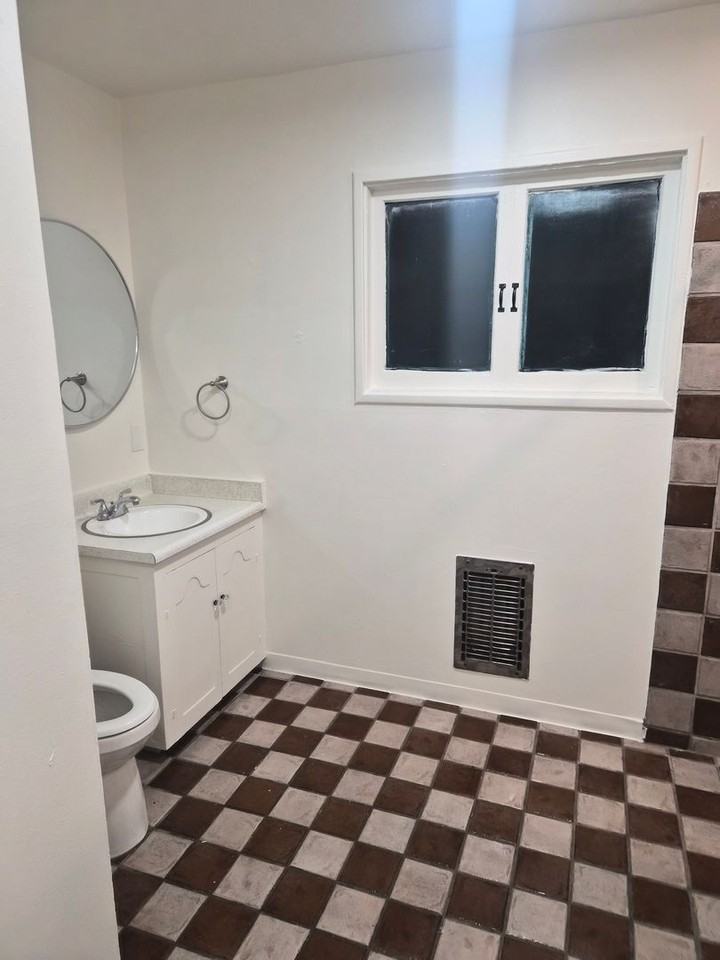 131 E 14th St - Photo 7 of 11